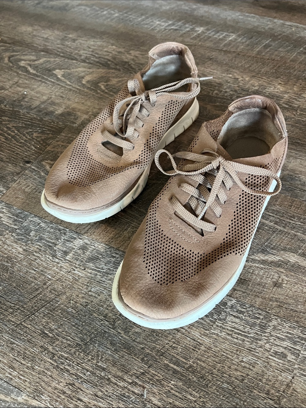 Vionic Tan Suede Casual Lace-Up Sneakers